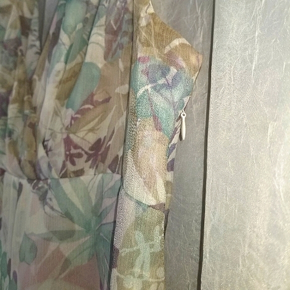 Linda Allard for Ellen Tracy silk flloral top - Picture 4 of 13